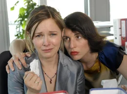 Eva (Stefanie Stappenbeck, li.) weint sich bei ihrer Kollegin Mona (Elena Uhlig) aus.
