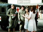 Curt (Tom Bower, 2.v.l.) h&auml;lt mit seiner Einheit ein Man&ouml;ver am Teich der Waltons ab. Mary Ellen (Judy Norton-Taylor, 2.v.r.) ist &uuml;bergl&uuml;cklich, ihren Mann, wenn auch nur f&uuml;r kurze Zeit, wiederzuhaben. W&auml;hrenddessen scheint sich zwischen Erin (Mary McDonough) und Curts Fahrer Lance (Michael Sullivan) eine Romanze anzubahnen ...