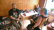 In Bremerhaven wächst bei Paddy (42), Lausi (34) und Gollum (41) der Unmut. Die drei Punks leben nach wie vor ohne Strom und fließend Wasser. In Bremerhaven wächst bei Paddy (42), Lausi (34) und Gollum (41) der Unmut. Die drei Punks leben nach wie vor ohne Strom und fließend Wasser.