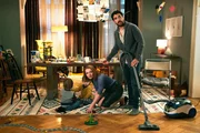 Familienleben mit Staubsauger: Carlotta (Karoline Herfurth, 2.v.r.), Leo Keschwari (Elyas M'Barek, r.)