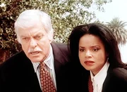 Mark (Dick Van Dyke, l.) und Amanda (Victoria Rowell, r.) beobachten auf einer Beerdigung voller Entsetzen einen Mord.