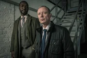 DS Glenn Branson (Richie Campbell, l.) und DS Roy Grace (John Simm) ermitteln in Brighton in einer Serie von Vergewaltigungen. DS Glenn Branson (Richie Campbell, l.) und DS Roy Grace (John Simm) ermitteln in Brighton in einer Serie von Vergewaltigungen.
