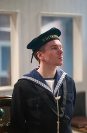 Charles Lightoller (Adam Rhys-Charles) ist der verantwortliche Offizier auf der Backbordseite. Da er nur Frauen und Kinder in die Rettungsboote lässt, ziehen es viele Familien vor, zusammen auf dem Schiff zu bleiben. Charles Lightoller (Adam Rhys-Charles) ist der verantwortliche Offizier auf der Backbordseite. Da er nur Frauen und Kinder in die Rettungsboote lässt, ziehen es viele Familien vor, zusammen auf dem Schiff zu bleiben.