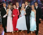 Diese vier Paare treten im Tanzduell der Stars gegeneinander an: Wolke Hegenbarth und Oliver Seefeldt, Heide Simonis und Hendrik H&ouml;fken, Isabel Edvardsson und Wayne Carpendale, Sandy M&ouml;lling und Roberto Albanese (v.li.). Das Paar mit der niedrigsten Benotung scheidet am Samstag wieder aus.