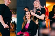Bildunterschrift: Oft stylt Kira Geiss sich selbst, auf gro&szlig;en Veranstaltungen k&uuml;mmern sich Stylistinnen und Visagistinnen um Kira&acute;s Look.