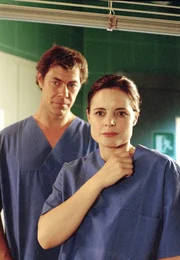 Dr. Mertens und Dr. Lentz haben dem Schimpansenbaby Momo durch ihre Operation das Leben gerettet.