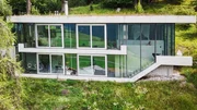 Das Glas-Chalet &laquo;Tgaplottas&raquo; im Wald eingebettet &ndash; Architekt Christoph Cavigelli; Portas avertas &ndash; In Klosters und Alvaneu Folge 1 Das Glas-Chalet &laquo;Tgaplottas&raquo; im Wald eingebettet &ndash; Architekt Christoph Cavigelli