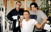 Kommissar Richie Moser (Tobias Moretti, re.) und Ernst Stockinger (Karl Markovics, li.) verh&ouml;ren den verd&auml;chtigen Hubert Zauner (Bruno Eyron, mi.) im Fitnessklub.