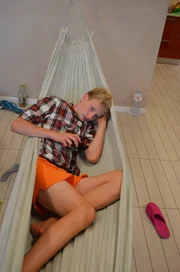 Nach der Nacht im Surf-Camp ruht sich Luc in der Villa aus.