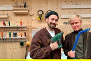 Weiter geht's mit dem sch&ouml;nsten TV-Duo seit Marianne und Michael. Moderator Jan K&ouml;ppen und Host Pierre M. Krause suchen im Baumarkt einen Rahmen f&uuml;r die Sendung. Nebenbei offenbart sich Jan vor Pierre als Herr der Elemente. Wasser wohl dazu sagt? Nebenbei berichtet er noch von seiner schlimmsten Fernseherfahrung (nein, nicht die Kurzstrecke).