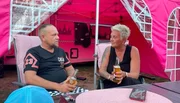 (v.r.n.l.) Stefanie (54) und Mario (43) aus dem Ruhrgebiet vor ihrem pinken Wohnwagen auf dem Campingplatz Duinrell in Holland.