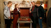 Die Experten Steffen (l) und Detlef Vangerow (2.v.r.) kümmern sich heute zusammen mit Oli P. (r) und Victoria um einen alten Plattenschrank aus den 50ern. Die Experten Steffen (l) und Detlef Vangerow (2.v.r.) kümmern sich heute zusammen mit Oli P. (r) und Victoria um einen alten Plattenschrank aus den 50ern.