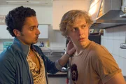Leo Sorel (Jakub Gierszal, rechts) und sein Freund Jassir (Omar El-Saeidi, links) denken sich einen verh&auml;ngnisvollen Plan aus, um Leos Vater aus der Reserve zu locken.