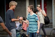 Hugos (Nick Julius Schuck, r.) Konflikte in der Schule sind überwunden. Hugos (Nick Julius Schuck, r.) Konflikte in der Schule sind überwunden.