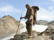 In den steinzeitlichen Fellschuhen vom &Ouml;tzi versuchen sie, &uuml;ber den Berg zu kommen. Im Bild: Henning Fenner.