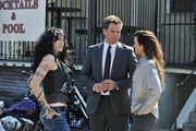 Um den M&ouml;rder s&auml;mtlicher Biker dingfest zumachen, befragen Ziva (Cote de Pablo, M.) und DiNozzo (Michael Weatherly, r.) Velvet (Claudia Black, l.) und hoffen dabei auf hilfreiche Informationen ...