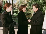 Unter Druck: Viktor Lipinski (Fritz Karl) will Carola (Thekla Carola Wied, Mitte) und Simone (Valerie Koch) mit allen Mitteln zum Verkauf der Firma &uuml;berreden.