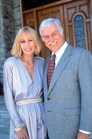 Irene Stanton (Sally Kellerman, l.); Dr. Mark Sloan (Dick Van Dyke, r.)