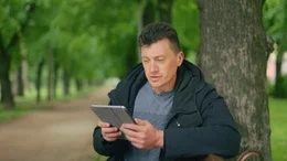 Der ukrainische Veteran Alexey erkennt im Datensatz die Stellungen der eigenen Armee.
