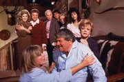 Jessica Fletcher (Angela Lansbury, r.) ist zur Verlobungsfeier von Kip Howard (George Clooney, hinten 4.v.l.) und Corrie eingeladen und findet sich pl&ouml;tzlich Mitten in einer Familienfehde wieder ?