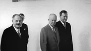 Bundeskanzler Julius Raab (l.) und US-Pr&auml;sident Dwight David &bdquo;Ike&ldquo; Eisenhower (2.v.r.), 1954.