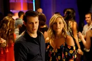 L-R: Will Estes als Jamie Reagan, Vanessa Ray als .Eddie Janko