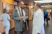 Dr. Magnus Sorel (Axel Milberg, links) erf&auml;hrt im Gespr&auml;ch mit Prof. Kessler (Hark Bohm, rechts), dass seine Ex-Frau unheilbar erkrankt ist.