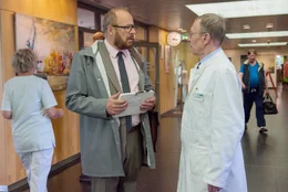 Dr. Magnus Sorel (Axel Milberg, links) erf&auml;hrt im Gespr&auml;ch mit Prof. Kessler (Hark Bohm, rechts), dass seine Ex-Frau unheilbar erkrankt ist.