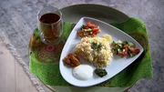 Im Bild: Mandakini Pachauri und ORF-Redakteurin Gundi Lamprecht kochen Kichari, ein Gelbe-Linsen-Eintopf, eine Fastenspeise nach Hindu-Traditionen.