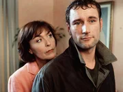 "Dieter war nicht schwul": Carola (Thekla Carola Wied) fragt sich, wieso sie nichts von der Beziehung ihres Mannes zu Tobias (Heikko Deutschmann) gewusst hat.