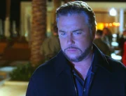 Im Pool, der offenbar unter Strom gesetzt wurde, treibt eine Leiche. Gil Grissom (William Petersen) ermittelt.
