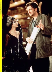 Die Schauspielerin Bille (Barbara Philipp) hofft vergebens auf ein Rendezvous mit dem charmanten B&uuml;hnenbildner Leo (Dominic Raacke), denn er tr&auml;umt von seiner sch&uuml;chternen Nachbarin Judith.