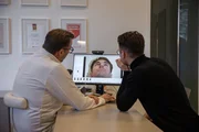 Nach der ersten Nasen-OP ist vor der zweiten Nasen-OP: Auf diesen Moment hat Paul (r.) hin gefiebert. Nachdem die erste Nasenkorrektur ein f&uuml;r ihn unertr&auml;gliches Ergebnis erzeugt hat, musste Paul ein ganzes Jahr warten, bis die Nase geheilt war. In diesem Jahr hat ihn die neue Nase auf Fotos und im Spiegel verfolgt &ndash; ein belastender Zustand, der Paul mental sehr gefordert hat. Mit Professor Riedel (l.) soll jetzt bei einer Nach-Korrektur der Nase alles besser werden. Doch der Teufel liegt im Detail &ndash; jedes noch so kleine Ver&auml;nderung wird besprochen und in eine Simulation modelliert. Danach geht es in die OP.