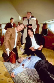 Gerichtsmediziner Dr. Leo Graf (Gerhard Zemann, li.), Ernst Stockinger (Karl Markovics, mi.) und Richie Moser (Tobias Moretti, re.) untersuchen den ermordeten Klaus Schuhmann (Gerhard Acktun).