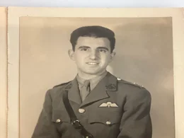 Dieses Bild zeigt Anton Walter Freud, den Enkel von Sigmund Freud, in seiner Uniform der britischen Armee w&auml;hrend des Zweiten Weltkriegs.