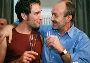 Die andere Seite der Liebe: Dieter (Miguel Herz-Kestranek, rechts) hat eine langj&auml;hrige Beziehung mit dem jungen Anwalt Tobias (Heikko Deutschmann).