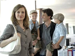 4 Jahre sp&auml;ter: Der liebevolle Papa Max (Oliver Mommsen) holt mit den zwei Jungs Karrieremama Eva (Stefanie Stappenbeck) im B&uuml;ro ab.