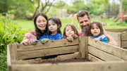 Vater bekannt &ndash; ein Samenspender und seine 30 Kinder Gerrit mit Frau Chi-ju, S&ouml;hnen Jonte, Liko und Keno im Garten.