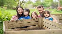 Vater bekannt &ndash; ein Samenspender und seine 30 Kinder Gerrit mit Frau Chi-ju, S&ouml;hnen Jonte, Liko und Keno im Garten.