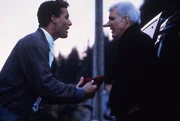 Chris McConnell (Rick Rossovich, l.) bittet seinen Freund C.D. Bales (Steve Martin, r.) verzweifelt um Hilfe. Er soll f&uuml;r ihn Liebesbriefe an eine Frau schreiben, in die er sich k&uuml;rzlich verliebte.