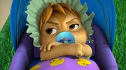 Theodore muss als Alvins K&ouml;der dienen und wird daf&uuml;r als Baby verkleidet.