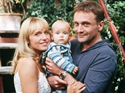 NDR Fernsehen EIN BABY ZUM VERLIEBEN, am Samstag (20.08.11) um 20:15 Uhr. Antonia Sandmann (Anica Dobra) engagiert ihren Nachbarn Leo Fink (Bernhard Schir) als Babysitter f&uuml;r ihren kleinen Felix (Maximilian und Matthias B&auml;umler).