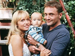 NDR Fernsehen EIN BABY ZUM VERLIEBEN, am Samstag (20.08.11) um 20:15 Uhr. Antonia Sandmann (Anica Dobra) engagiert ihren Nachbarn Leo Fink (Bernhard Schir) als Babysitter f&uuml;r ihren kleinen Felix (Maximilian und Matthias B&auml;umler).