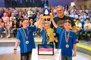 Das blaue Rateteam aus Vaihingen an der Enz/Deutschland freut sich über den erfolgreichen Tag bei "1, 2 oder 3": Sie dürfen den Piet-Flosse-Pokal in die Höhe strecken! Das blaue Rateteam aus Vaihingen an der Enz/Deutschland freut sich über den erfolgreichen Tag bei "1, 2 oder 3": Sie dürfen den Piet-Flosse-Pokal in die Höhe strecken!
