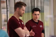 Besprechung unter Kollegen: Luke Mitchell als Dr. Mitch Ripley, Darren Barnet als Dr. John Frost; Chicago Med Staffel 10 Folge 20 Besprechung unter Kollegen: Luke Mitchell als Dr. Mitch Ripley, Darren Barnet als Dr. John Frost; Chicago Med Staffel 10 Folge 20