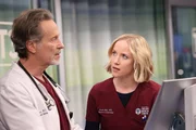 Angespanntes Verh&auml;ltnis, v.li.: Steven Weber als Dr. Dean Archer, Jessy Schram als Dr. Hannah Asher