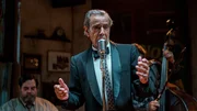 Ricardo Tortorella (Mario Alarc&oacute;n) singt in einer kleinen Bar.