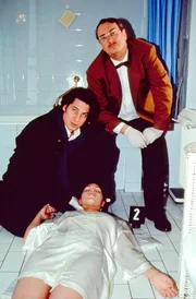 Kommissar Richie Moser (Tobias Moretti, li.) und Dr. Leo Graf (Gerhard Zemann, re.) untersuchen die Leiche von Erika Burgstaller.