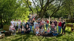 Vater bekannt &ndash; ein Samenspender und seine 30 Kinder Gruppenfoto von Samenspender Gerrit, seinen Bio-Kindern und Familien.