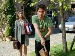 ARD DER MANN AN IHRER SEITE, Deutschland 2008, Regie Matthias Tiefenbacher, am Freitag (11.05.12) um 00:20 Uhr im Ersten. Der arbeitslose Max (Oliver Mommsen) ist frustriert &uuml;ber den Karriereschub seiner Frau Eva (Stefanie Stappenbeck).